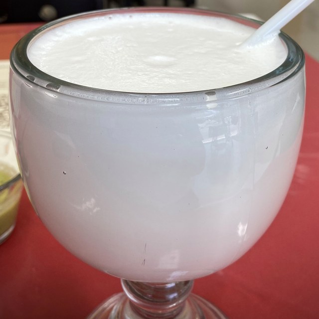 Horchata espumosa en copa de vidrio