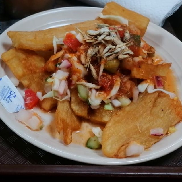 Yuca frita con curtido y chicharrón