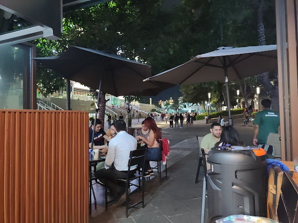 Terraza de Kuskatán frente a la Plaza Gerardo Barrios, San Salvador